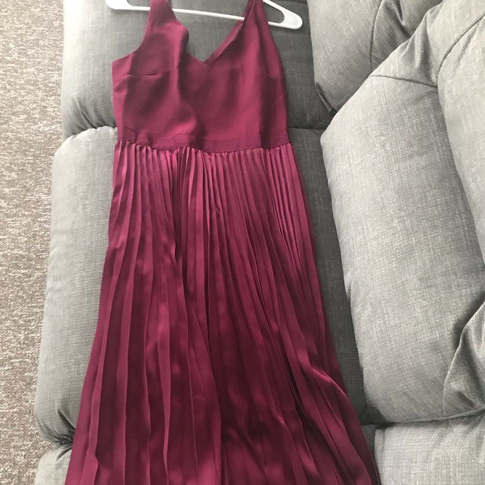 Banana republic maroon pleated midi dress. Size 4.